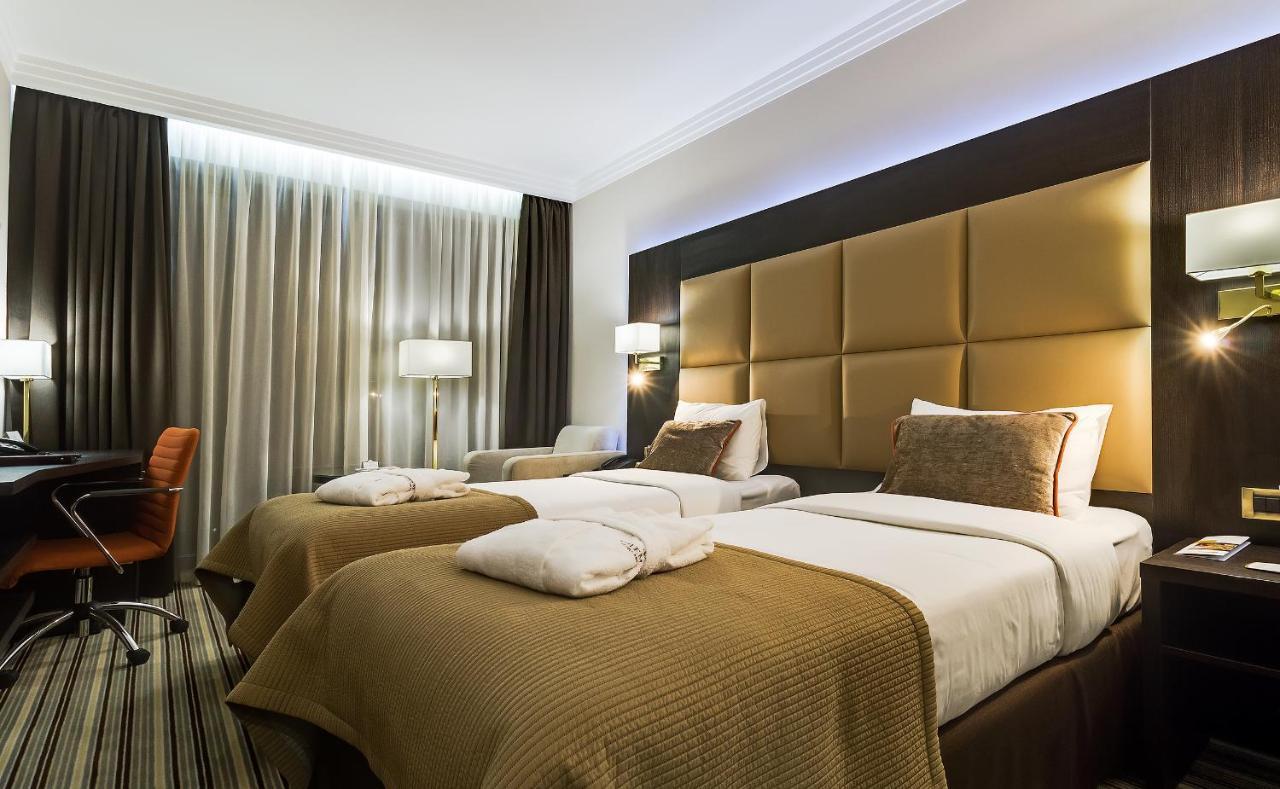 Premier Hotel Dnister Lviv Exterior foto