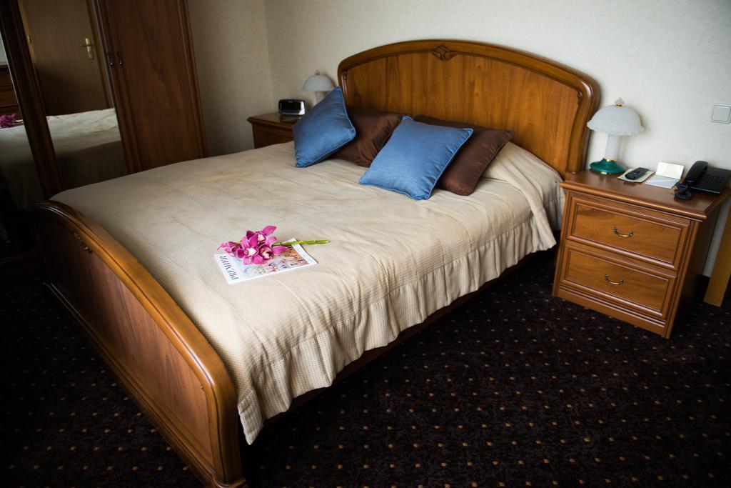 Premier Hotel Dnister Lviv Quarto foto